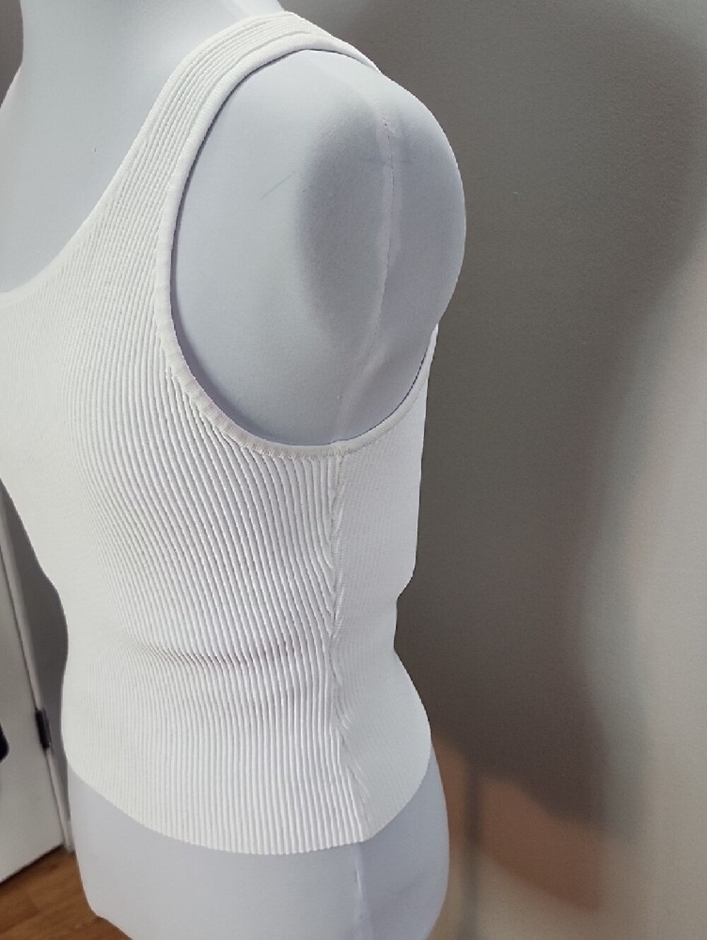 ARITZIA BABATON White Sculpt Knit One-Shoulder Ribbed Crop Top - Picture 6 of 14